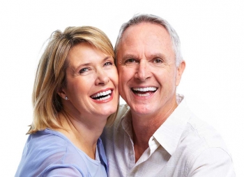 Älteres Paar mit Zahnersatz